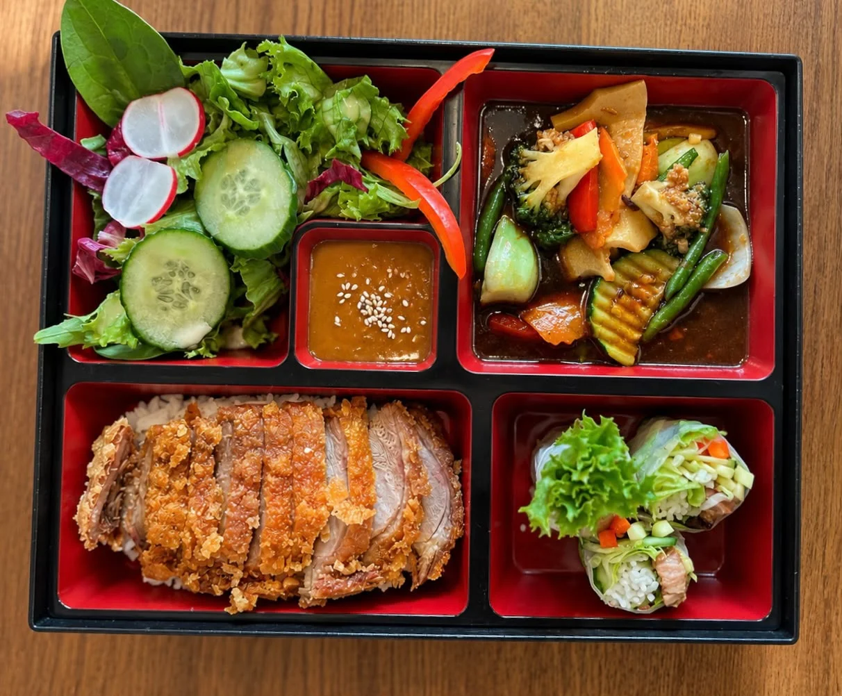 Hanami Asia Food & Sushi - Bento-Box mit gebackenem Hühnerfleisch und Sesamsoße