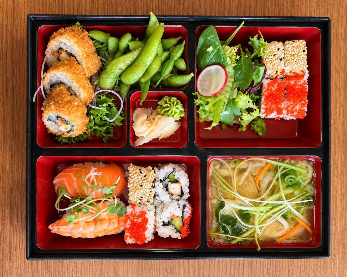Hanami Asia Food & Sushi - Bento-Box mit Sushi, Salat und Edamame